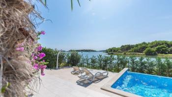 Italian-style seafront boutique hotel with 7 apartments in Medulin 