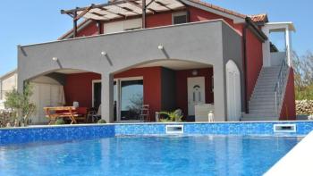 Belle villa avec deux appartements et une piscine, à 800 mètres de la mer 