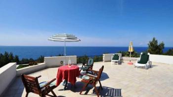 Discounted! Exceptional property on Hvar island with 4 apartments, by the sea 