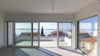 New duplex apartment with roof terrace just 40 meters from the beach 
