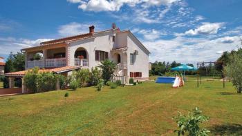 Spacious house for sale in Barban on 8301 sq.m. of land 