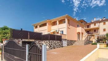 House of three apartments and wonderful swimming pool in Valtura, Ližnjan, just 1 km from the sea 