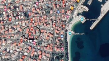 Felújítandó telek régebbi házzal Baska Vodán, mindössze 200 méterre a strandtól 