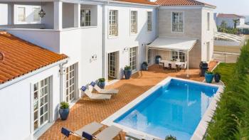 Elegáns és igényes villa Porec környékén, 5***** közösségben 