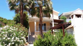 Családi három apartman ház, 90 m-re a tengertől Vis-szigeten 