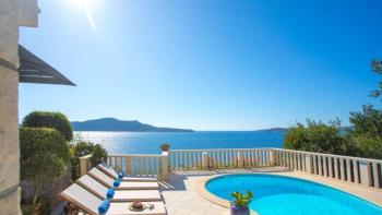 Belle 1ère ligne de villas en pierre dans la région de Dubrovnik à côté de la jetée et de la magnifique plage 