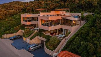 Prodej balíčku dvou luxusních moderních vil na Korčule 50 metrů od moře 