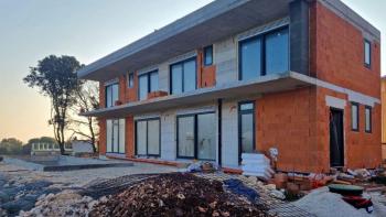 Przestronny nowy budynek o nowoczesnym designie w Liznjan 