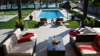 Seafront villa with pool in Pjescana Uvala, picturesque suburb of Pula! 