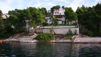 Magnifique villa en bord de mer de style Saint-Jean-Cap-Ferrat avec piscine et embarcadère privé! 