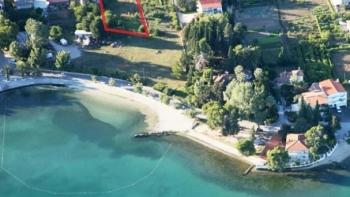 Urbanisiertes Grundstück in Kastela, zweite Reihe zum Meer 