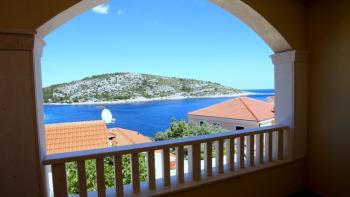 Nový dům s nádherným výhledem na moře s terasami a apartmány 50 metrů od pláže ve městě Ražanj, Šibenik, Chorvatsko 