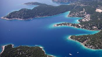 A wonderful secluded land plot of land on the island of Brac on the FIRST LINE in a quiet bay, Dalmatia, Croatia. 