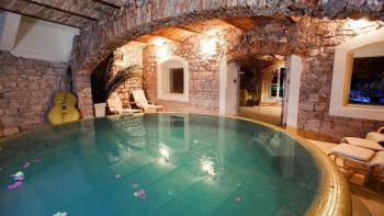 Krásný benátský palác na ostrově Hvar s bazénem 