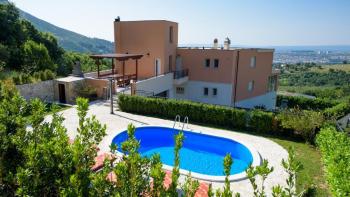 Luxusvilla mit Pool und Panoramablick auf das Meer in den Hügeln von Soline 