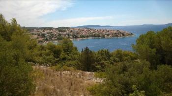 Perspektive Investitionsgrundstück 300 m vom Meer entfernt auf Ciovo, Trogir 
