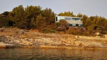 Possibilité unique de construire une villa de classe LUX sur la PREMIÈRE LIGNE dans une baie paisible sur l&#39;île de Brac près de Povlja ! 