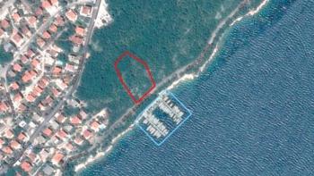 Előnyös tengerparti telek Crikvenica térségében turisztikai fejlesztésre és kikötő 40 jachtok számára 
