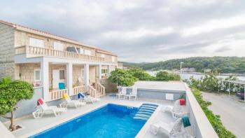 Nouveau mini-hôtel de première ligne avec piscine, excellent emplacement paisible à Brac 