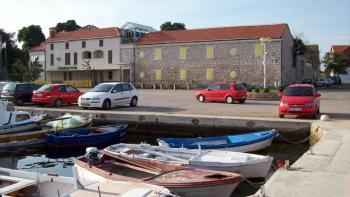 Typiquement croate - bâtiment multifonctionnel en bord de mer sur la très populaire Riviera de Sibenik ! 