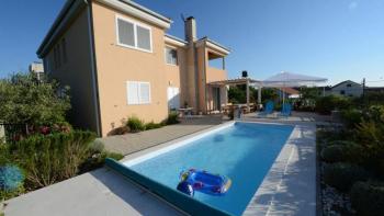 Belle villa de deux appartements à seulement 100 mètres de la mer dans le quartier populaire et convivial de Petrcane ! 