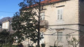 Villa in erster Linie in der Gegend von Mokosica in Dubrovnik, die einer kompletten Renovierung bedarf 