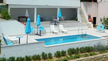 Charmantes kleines Hotel mit Pool an der Omis Riviera 