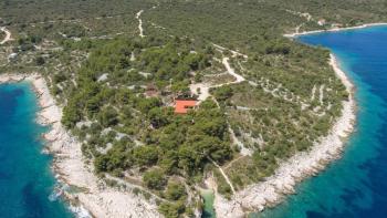Beau domaine au bord de l'eau sur une petite île près de Split sur 8414 m2 - la péninsule complètement isolée sera à vous, avec une place pour un bateau ! 