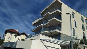 Luxus új lakás egy új rezidenciában medencével, Abbáziában 