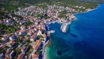 Magnifique terrain au bord de l'eau à Sutivan sur l'île de Brac 