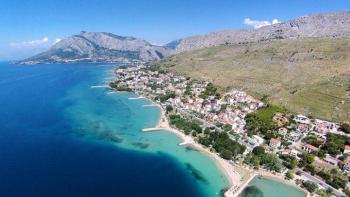 Beau terrain à Duce sur la riviera d'Omis 