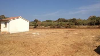 Spacious land plot 600 meters from the sea in Rovinj area (Vestar) 