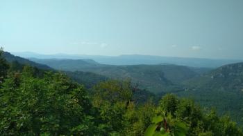 Fantastique terrain à vendre dans la région de Motovun avec une vue imprenable sur l'Istrie 
