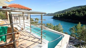 Krásná nově postavená vila na nábřeží s bazénem a kotvištěm v robinsonské klidné zátoce na Korčule 