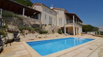 Villa avec piscine et vue mer panoramique, dans un endroit attrayant à seulement 250 mètres de la mer ! 