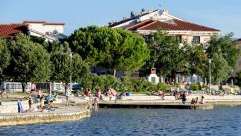 Hôtel 4**** au bord de l'eau avec restaurant dans la région de Zadar 