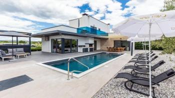 Moderne Villa zum Verkauf in ruhiger und schöner Lage in der Nähe von Porec 