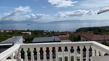 Appartement en duplex avec vue fantastique sur la mer et terrain à Kostrena 