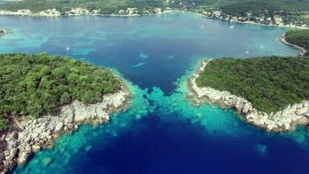 Île unique à vendre dans son ensemble dans la région de Dubrovnik à seulement 500 mètres du port continental le plus proche 