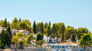 First line hotel consisting of several buildings on Korcula, 12 accomodation units 