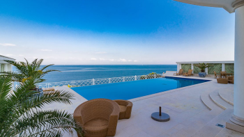 Luxuriöse Villa am Wasser innerhalb des Resorts in der ersten Meereslinie in der Gegend von Umag 