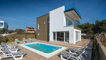 Modern villa in Fazana with sea view, just 700 meters from the sea 