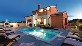 Spacious modernly furnished villa with a pool, Jadreški 