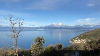 Terrain spacieux de 2104 m². à Moscenicka Draga avec de superbes vues sur la mer 