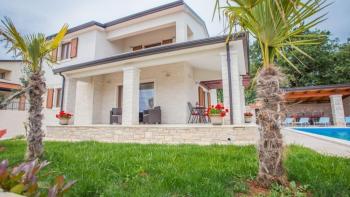 Villa with swimming pool in Porec outskirts 