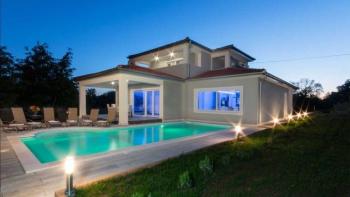 Neue Villa im authentischen Stil mit Pool und angelegtem Garten in Labin 