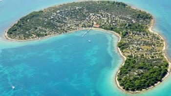 Einmalige Gelegenheit, 31.500 m² zu kaufen. Grundstück auf der Insel in der Nähe des Naturparks Kornati mit einem funktionierenden Restaurant und einem Yachthafen 
