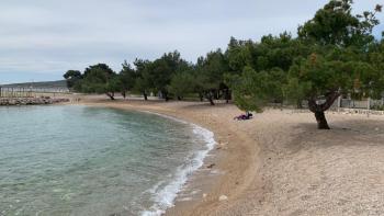 Pozemky v Punatu na Krku na první stavební čáře k moři a nahoru 