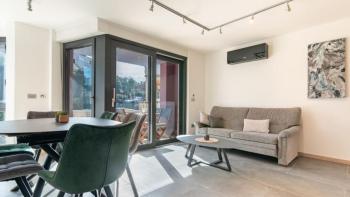 Appartement de luxe au rez-de-chaussée avec deux terrasses et un jardin dans la charmante ville de Vrsar 