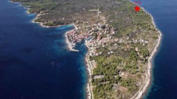 Beau terrain en front de mer pour la construction de villas de luxe à Hvar 